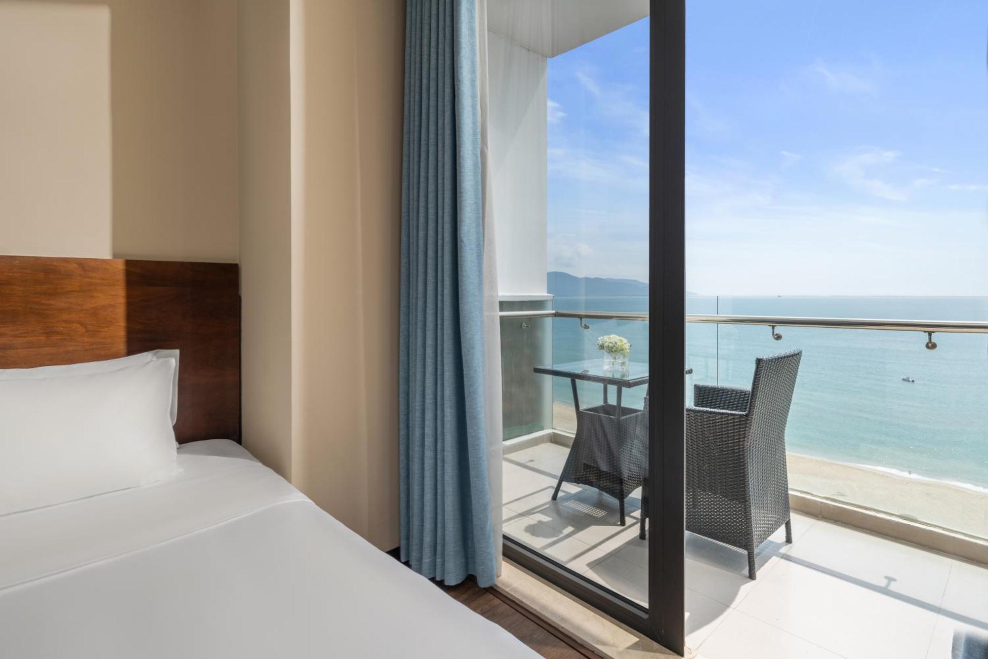 Yarra Ocean Suites Danang Exterior photo